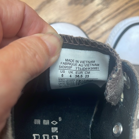 Converse women’s size 6 shoe. Charcoal gray. Used but good condition - Picture 10 of 12